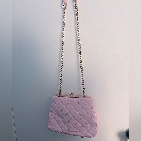 Quilted Pink Modern handbag with crossbody strap. - Picture 4 of 8